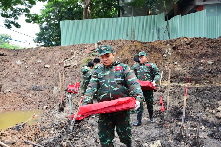 Ngày 16-9: Thấy thêm 14 bộ hài cốt liệt sĩ tại rãnh chôn mới trong công viên Lê Thị Riêng - Ảnh 1.