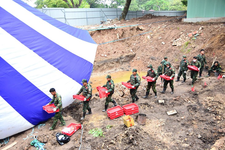 Ngày 16-9: Thấy thêm 14 bộ hài cốt liệt sĩ tại rãnh chôn mới trong công viên Lê Thị Riêng - Ảnh 3.