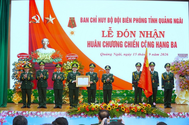 Phá 6 chuyên án thuốc nổ, ma túy lớn, Bộ đội Biên phòng Quảng Ngãi nhận Huân chương Chiến công - Ảnh 1.
