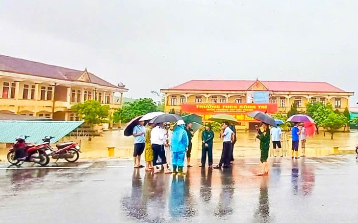 Mưa lớn, xuất hiện vết nứt lớn trên quốc lộ 15C đi các xã vùng cao Thanh Hóa - Ảnh 5.