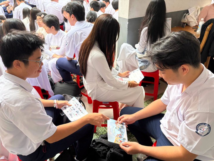 Học sinh TP.HCM ‘học mà chơi’ với những bài học về giao thông và phòng chống ma túy - Ảnh 1.