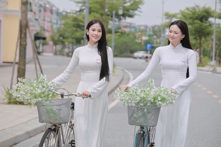 53 người đẹp Hoa hậu Việt Nam 2026 học hát quan họ, têm trầu cánh phượng - Ảnh 12.
