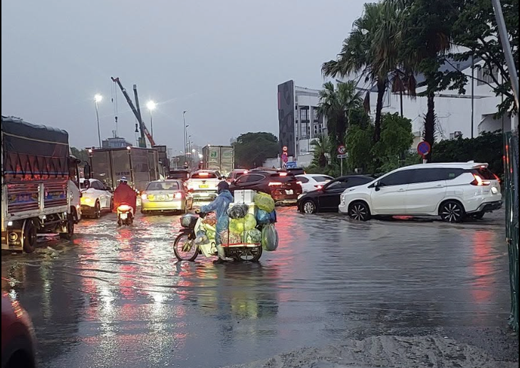 Mưa lớn trong đêm, sáng 16-9, Hà Nội ngập úng ở những điểm nào? - Ảnh 1.