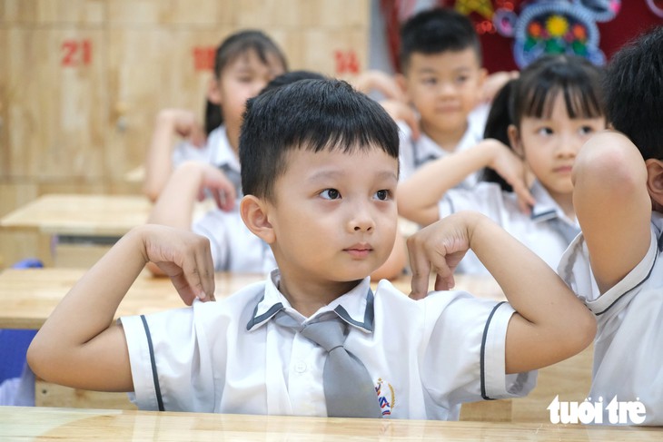Trường tiểu học công lập 194 tỉ gây sốt với bếp ăn sáng choang, phòng nghỉ bán trú 'xịn sò' - Ảnh 12.