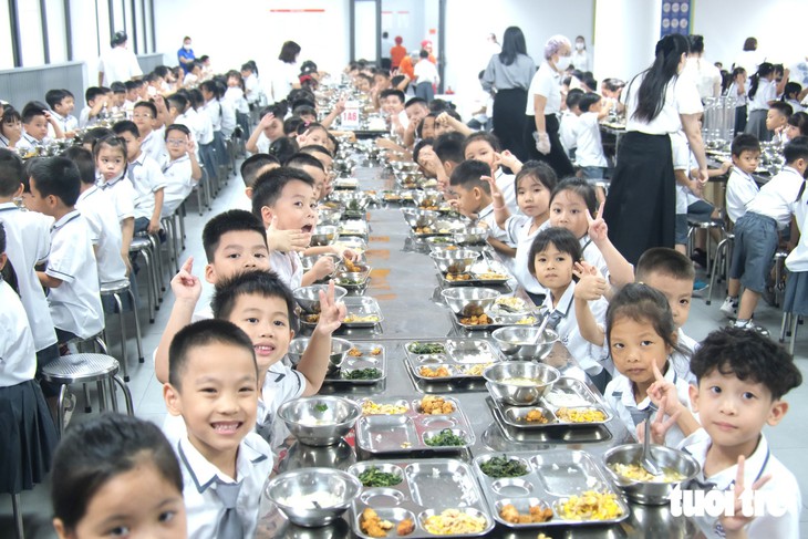 Trường tiểu học công lập 194 tỉ gây sốt với bếp ăn sáng choang, phòng nghỉ bán trú 'xịn sò' - Ảnh 21.