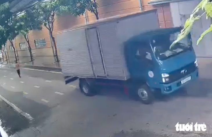 Tài xế lùi xe tải cán chết nữ công nhân trong công ty may mặc - Ảnh 1.