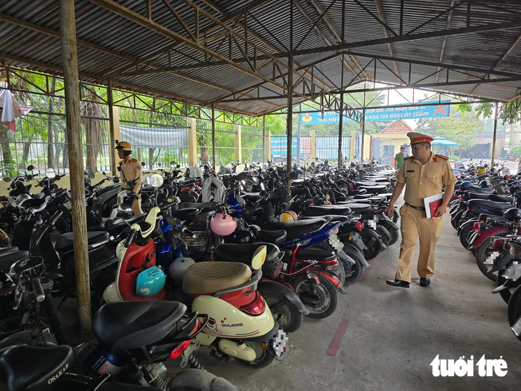 CSGT kiểm tra bãi xe trường THPT Lê Minh Xuân , phát hiện 4 học sinh vi phạm giao thông - Ảnh 3.