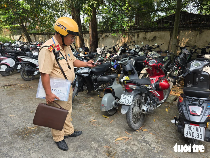 CSGT kiểm tra bãi xe trường THPT Lê Minh Xuân , phát hiện 4 học sinh vi phạm giao thông - Ảnh 5.