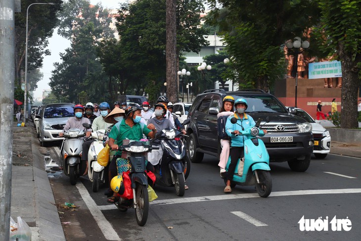 Xe máy được chạy thẳng liên tục ở vòng xoay ngã 6 Cộng Hòa, nhiều người dân còn loay hoay - Ảnh 6.