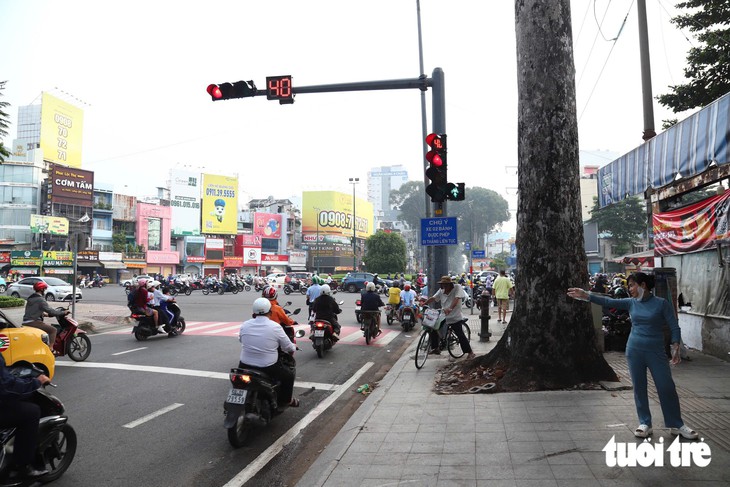 Xe máy được chạy thẳng liên tục ở vòng xoay ngã 6 Cộng Hòa, nhiều người dân còn loay hoay - Ảnh 7.