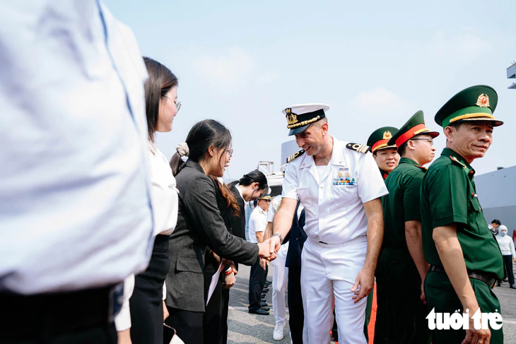 Tàu chiến đa năng của hải quân Ý thăm TP. - Ảnh 4.