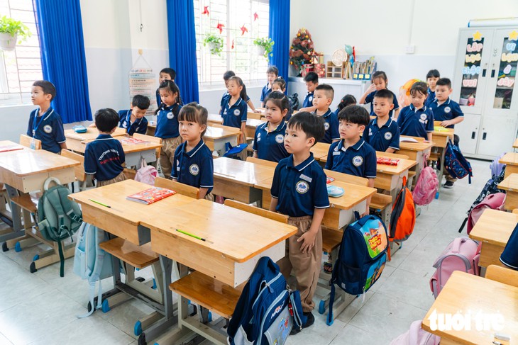 Học sinh ngày càng cao, trường học xoay xở chuyện bàn ghế ra sao? - Ảnh 2.
