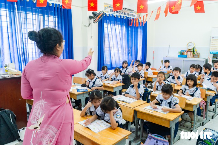 Học sinh ngày càng cao, trường học xoay xở chuyện bàn ghế ra sao? - Ảnh 3.