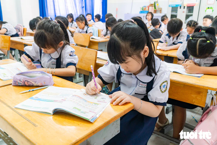 Học sinh ngày càng cao, trường học xoay xở chuyện bàn ghế ra sao? - Ảnh 4.