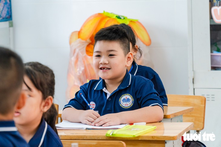 Học sinh ngày càng cao, trường học xoay xở chuyện bàn ghế ra sao? - Ảnh 5.