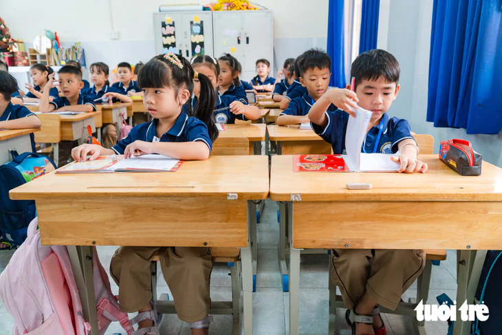 Học sinh ngày càng cao, trường học xoay xở chuyện bàn ghế ra sao? - Ảnh 6.