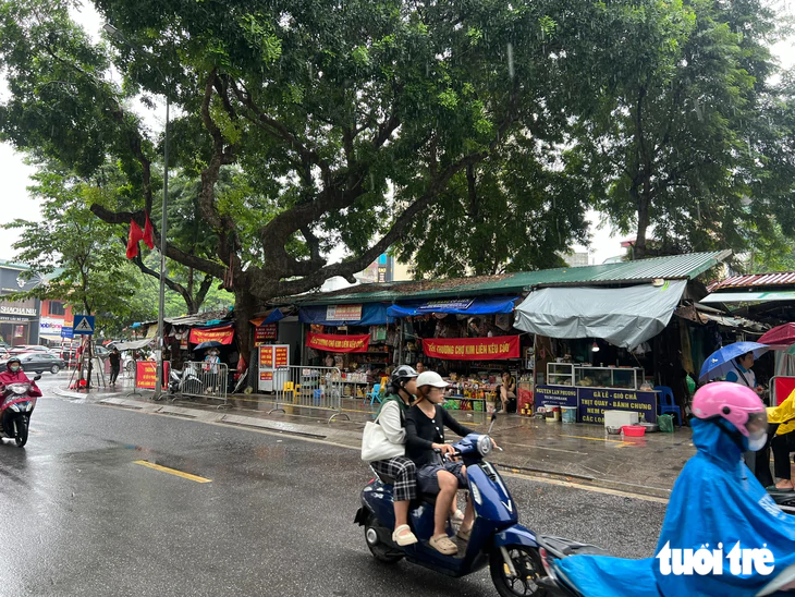 Vụ đóng chợ Kim Liên mà không bố trí chợ tạm khiến tiểu thương hoang mang, Sở đề nghị phường báo cáo - Ảnh 1.