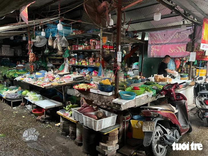 Vụ đóng chợ Kim Liên mà không bố trí chợ tạm khiến tiểu thương hoang mang, Sở đề nghị phường báo cáo - Ảnh 2.