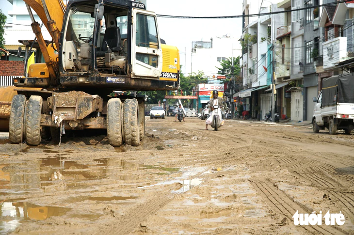 Đường đến trường lầy lội ở trung tâm Đà Nẵng: Khắc phục tạm, chờ thảm nhựa - Ảnh 3.