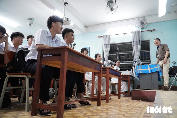 Học sinh ngày càng cao lớn, bàn ghế lớp học phải thay đổi theo thể trạng các em - Ảnh 10.