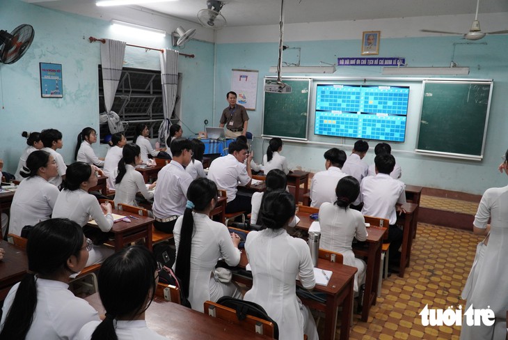 Học sinh ngày càng cao lớn, bàn ghế lớp học phải thay đổi theo thể trạng các em - Ảnh 11.