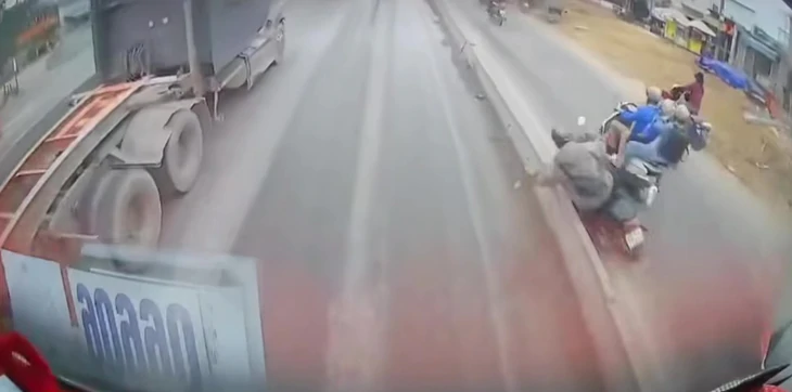 Tìm 3 người đi xe máy rời hiện trường vụ tai nạn khiến nam thanh niên tử vong - Ảnh 2.