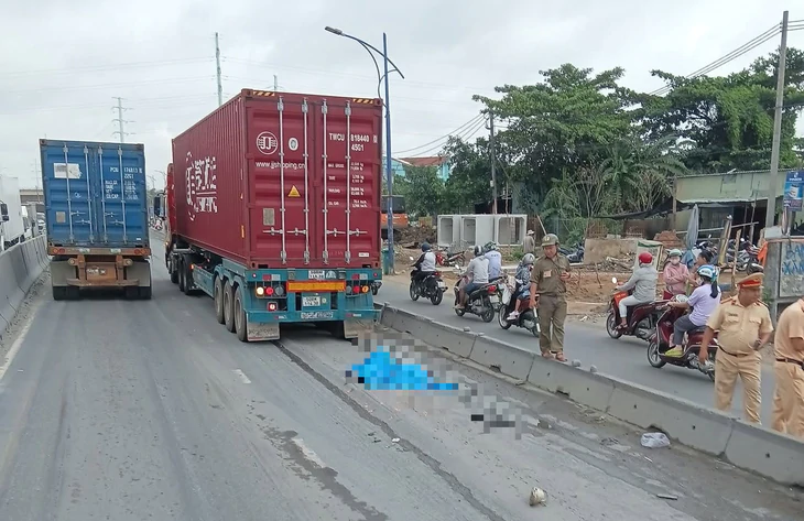 Tìm 3 người đi xe máy rời hiện trường vụ tai nạn khiến nam thanh niên tử vong - Ảnh 1.