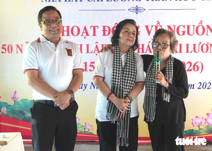 Giám đốc Nhà hát Trần Hữu Trang và hai bà mẹ, nghệ sĩ Ngọc Cẩm, Thoại Miêu - Ảnh 1.