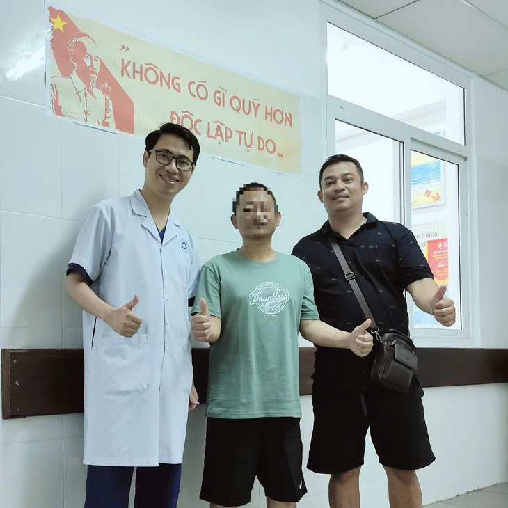 Cứu sống nam du khách Myanmar nôn ra máu tươi sau chuyến bay tới Đà Nẵng - Ảnh 1.