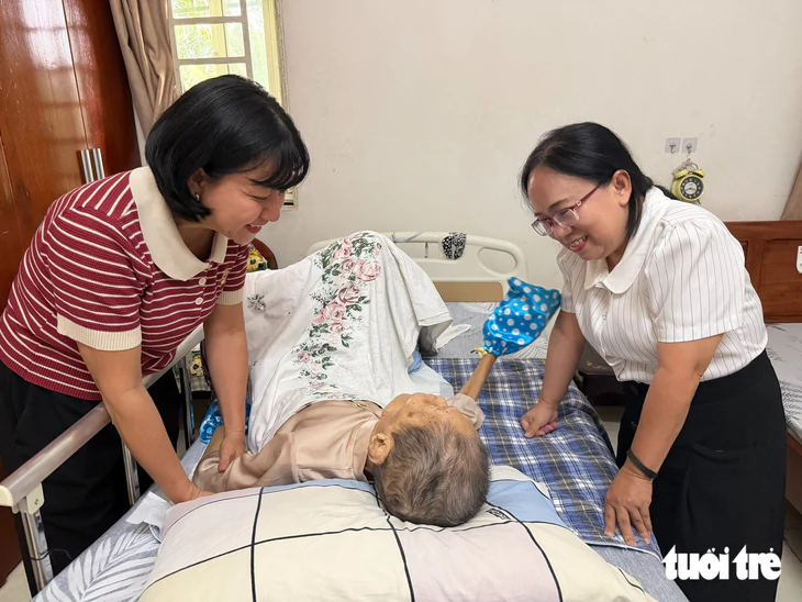 TP.HCM hỗ trợ chi phí điều trị bệnh cho nhà thơ Lê Giang, nghệ nhân Cao Thị Thắng - Ảnh 1.