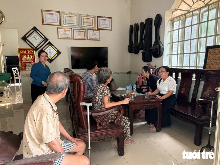 TP.HCM hỗ trợ chi phí điều trị bệnh cho nhà thơ Lê Giang, nghệ nhân Cao Thị Thắng - Ảnh 7.