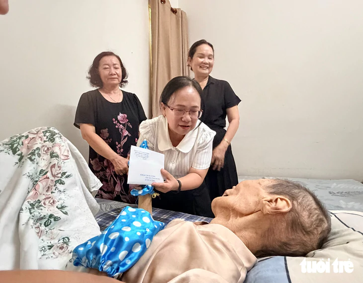 TP.HCM hỗ trợ chi phí điều trị bệnh cho nhà thơ Lê Giang, nghệ nhân Cao Thị Thắng - Ảnh 8.