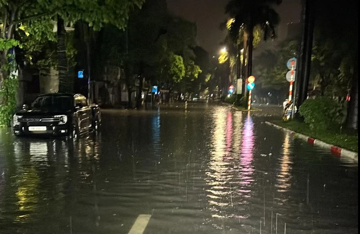 Hà Nội mưa như trút trong đêm,  - Ảnh 4.