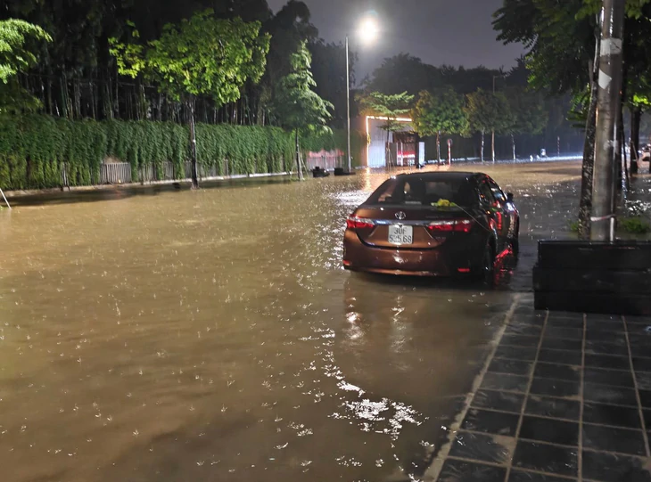 Hà Nội mưa như trút trong đêm,  - Ảnh 5.