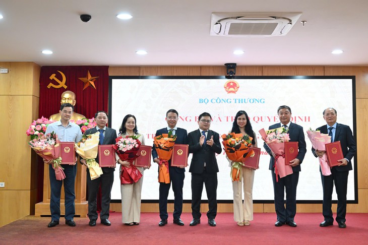 Bộ Công Thương công bố trao quyết định bổ nhiệm loạt lãnh đạo cục vụ - Ảnh 1.