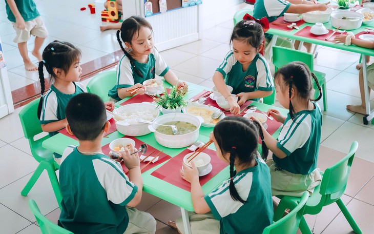 Bữa ăn bán trú ôi thiu: Doanh nghiệp 'đang xin' giấy phép vệ sinh an toàn thực phẩm - Ảnh 3.