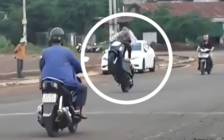 Trục xuất nữ du khách Nga nằm trên yên lái mô tô phân khối lớn biểu diễn phản cảm - Ảnh 3.