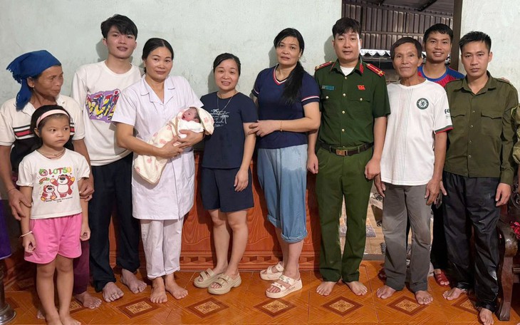 Nữ bác sĩ kể lại giây phút đi qua mương nước cheo leo đi đỡ đẻ trong mưa lũ - Ảnh 2.