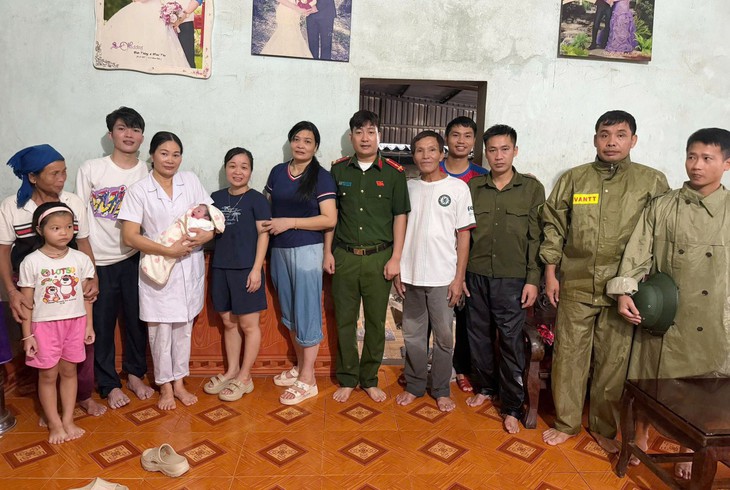 Công an và nhân viên y tế thanh hóa hỗ trợ sản phụ sinh an toàn Trong mưa lũ - Ảnh 1.