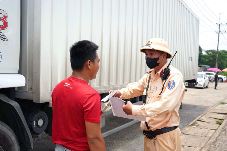 Cục Cảnh sát giao thông phối hợp với Đồng Nai tuần tra giao thông ở 5 quốc lộ trọng điểm - Ảnh 3.