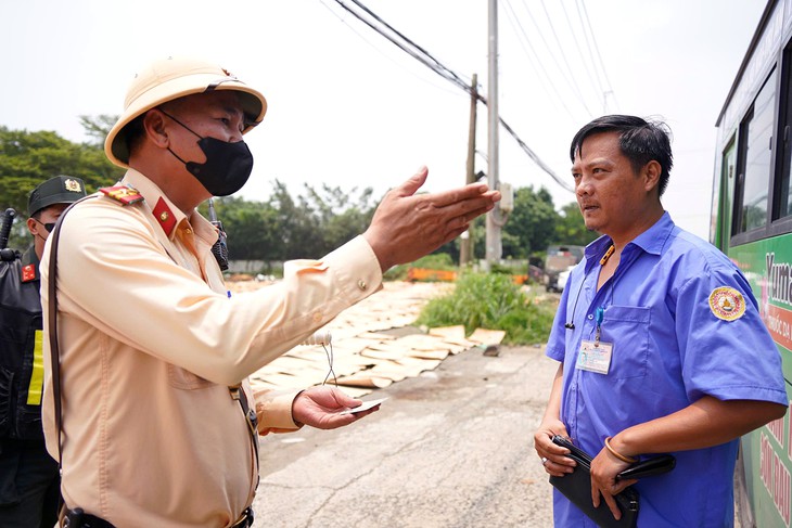 Cục Cảnh sát giao thông phối hợp với Đồng Nai tuần tra giao thông ở 5 quốc lộ trọng điểm - Ảnh 4.