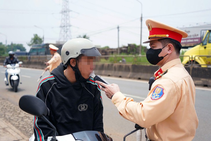 Cục Cảnh sát giao thông phối hợp với Đồng Nai tuần tra giao thông ở 5 quốc lộ trọng điểm - Ảnh 2.