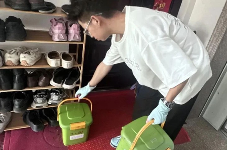 Trả tiền để có người đi đổ rác... giùm - Ảnh 1.