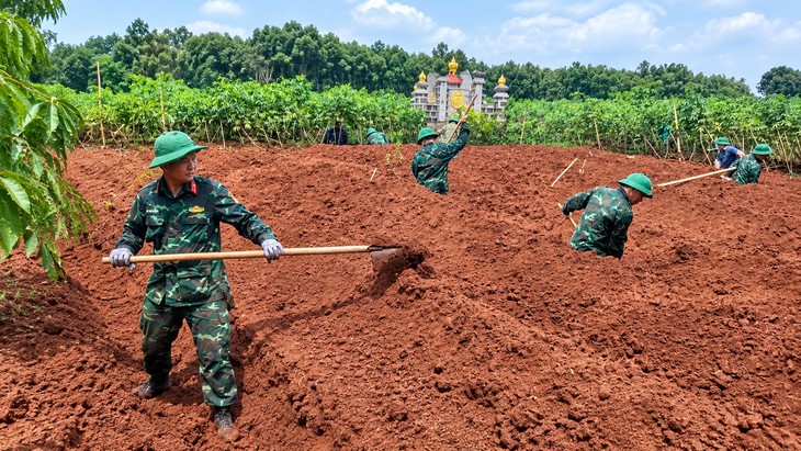 Đào tìm liệt sĩ có khắc tên 'NGUYEN KIEN' và nhóm 10 đặc công tại đồn Dốc Miếu - Ảnh 1.