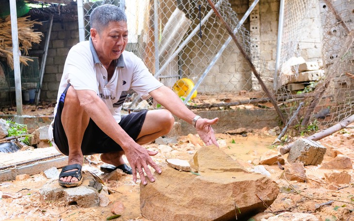 Sạt lở đất ở Đà Bắc, đôi vợ chồng cùng mẹ đẻ bị vùi lấp, tử vong - Ảnh 1.