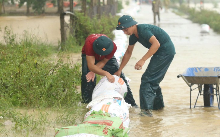 Nước lũ rút, mặt đường quốc lộ hiện ra như 'bánh đa vỡ' - Ảnh 2.