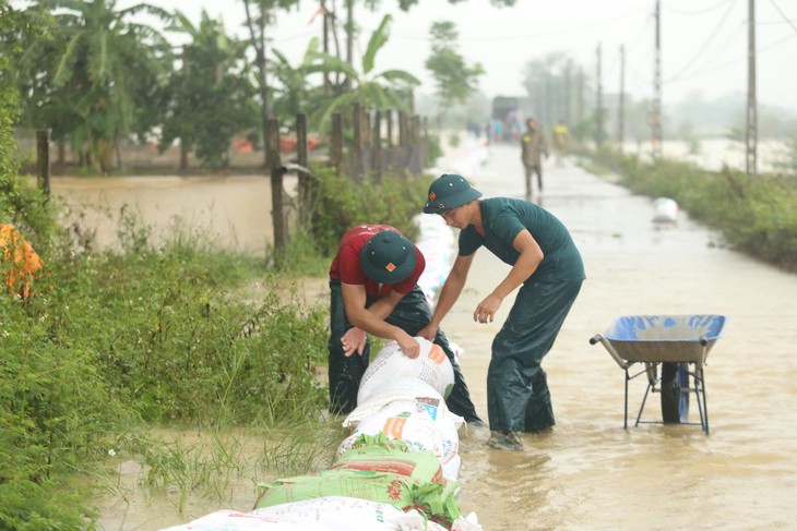 Lũ sông Bùi vượt báo động 3, hàng trăm chiến sĩ và người dân đắp đê chống lũ cho ngoại thành Hà Nội  - Ảnh 3.