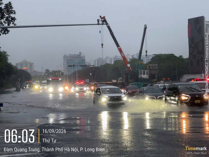 Mưa lớn trong đêm, sáng 16-9, Hà Nội ngập úng ở những điểm nào? - Ảnh 3.