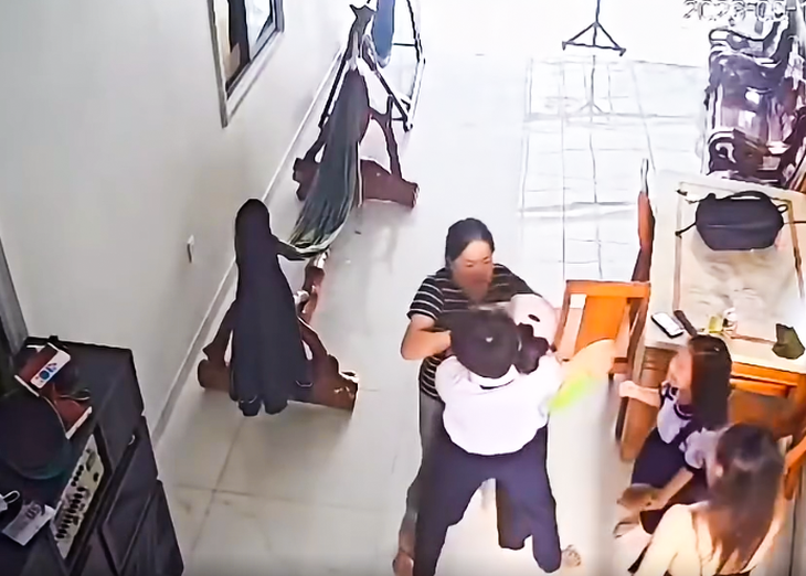 Vụ nam học sinh ở Phú Quốc có hành vi siết cổ, đánh người thân trong gia đình: Địa phương yêu cầu làm rõ - Ảnh 1.