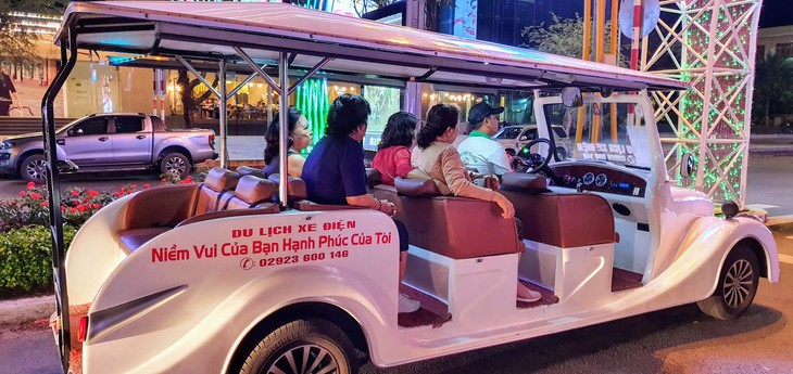 Cần Thơ tái cho phép xe điện phục vụ du khách tham quan thành phố vào giờ thấp điểm - Ảnh 1.